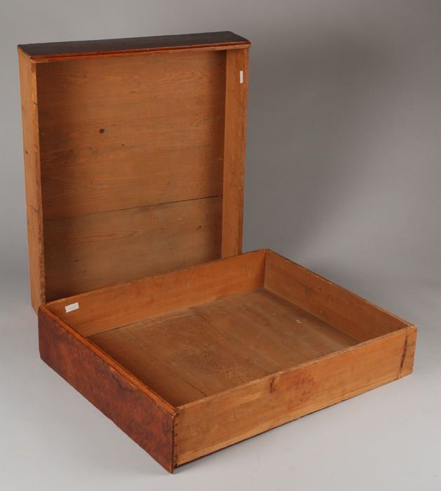 Twee eikenhouten laden met wortelnotenhout gefineerd front